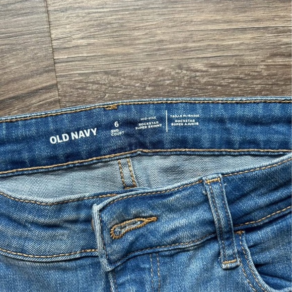 Women’s old navy jeans - Picture 2 of 3